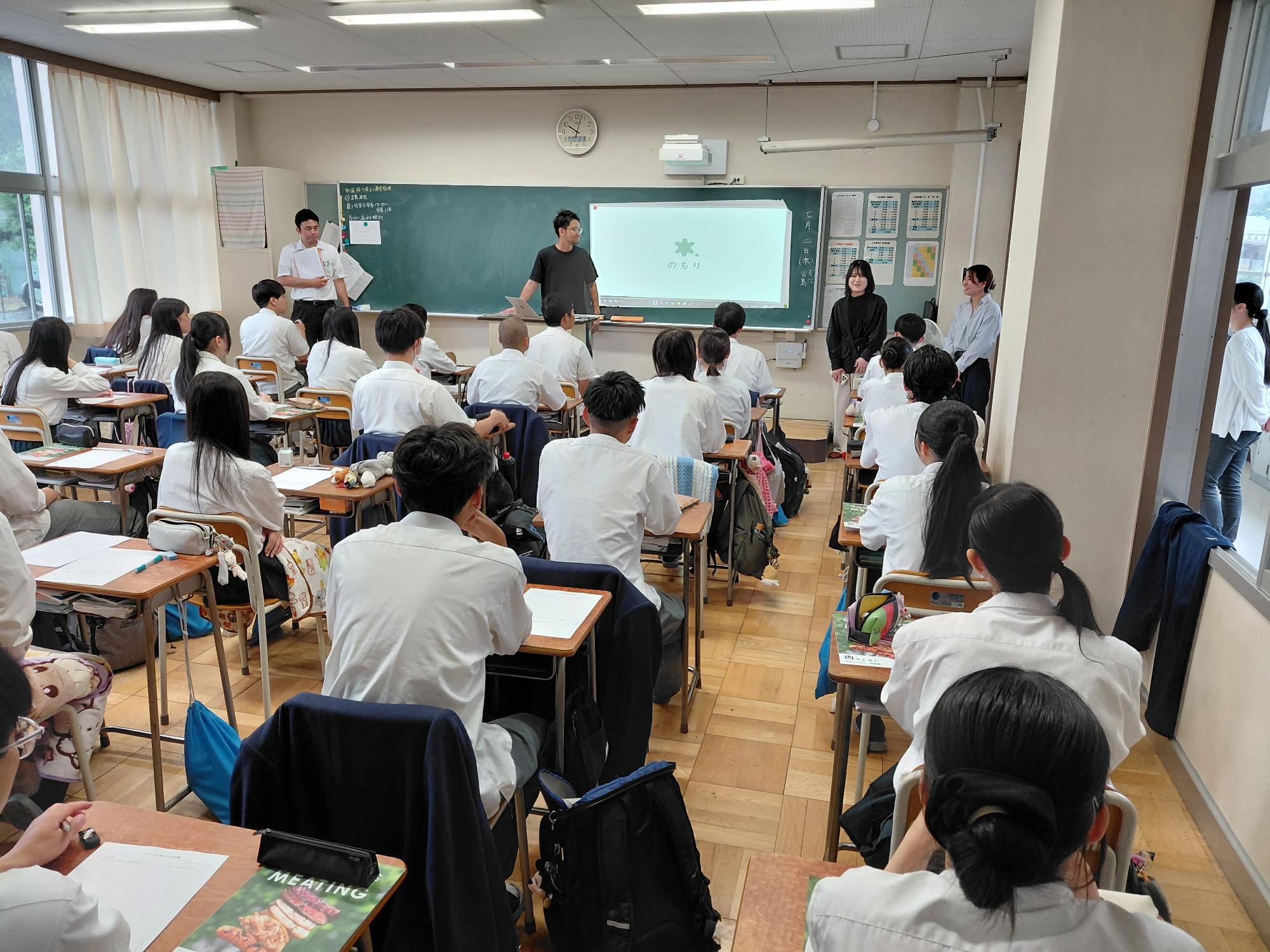 講座を聞く様子