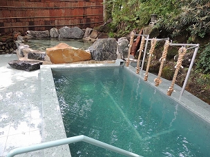 奥那須大正村 幸乃湯温泉の透明な温泉が張られている露天風呂の写真