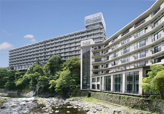 ホテルニュー塩原の青空のもと白を基調とした外観の写真