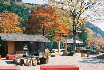 板室温泉 大黒屋の峠の茶屋のような正面玄関の外観と紅葉の写真