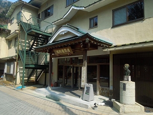 清琴楼の連なる温泉宿の一角にある清琴楼の看板が目を引く建物の外観の写真