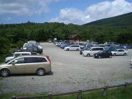 ほぼ満車状態になっている沼ッ原駐車場の写真