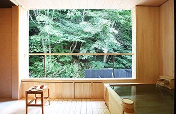 湯宿きくやの窓から見える木々の緑が堪能できる室内露天風呂の写真