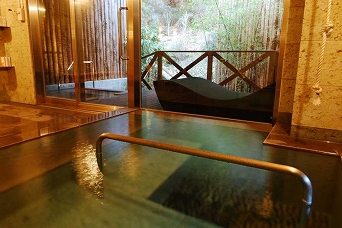 ONSEN RYOKAN 山喜の木々のぬくもりが感じられる室内露天風呂の写真