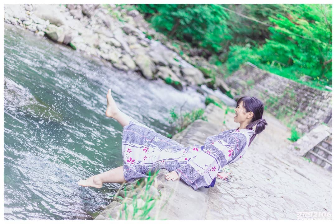 浴衣を着た女性が箒川で遊んでいる写真です。