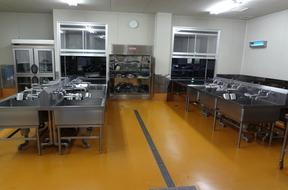 食材の下処理をするための作業台が並んでいる様子の写真