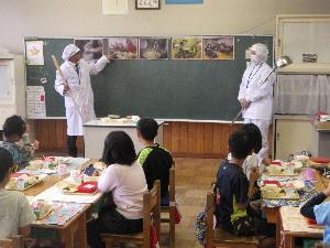 学校訪問で調理の様子を説明している画像