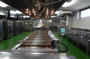 大量のフライ料理を作る機械の写真