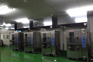 大きなオーブンが4台並んでいる様子の写真