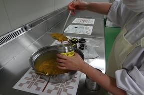 対応食を手作りして瓶に入れている様子の写真