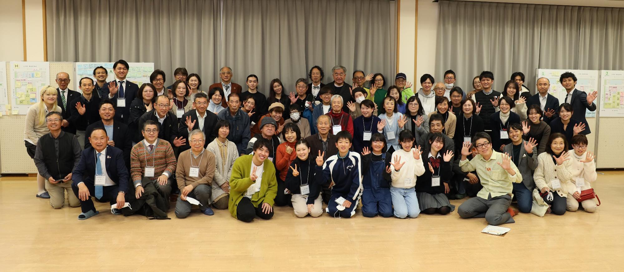 建築家・隈氏と考える新庁舎市民ワークショップの集合写真