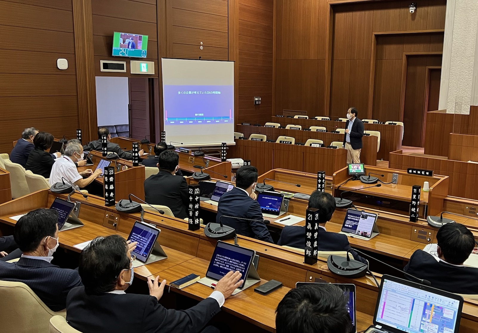 議場で開催された市DXフェロー岡田陽介氏による研修