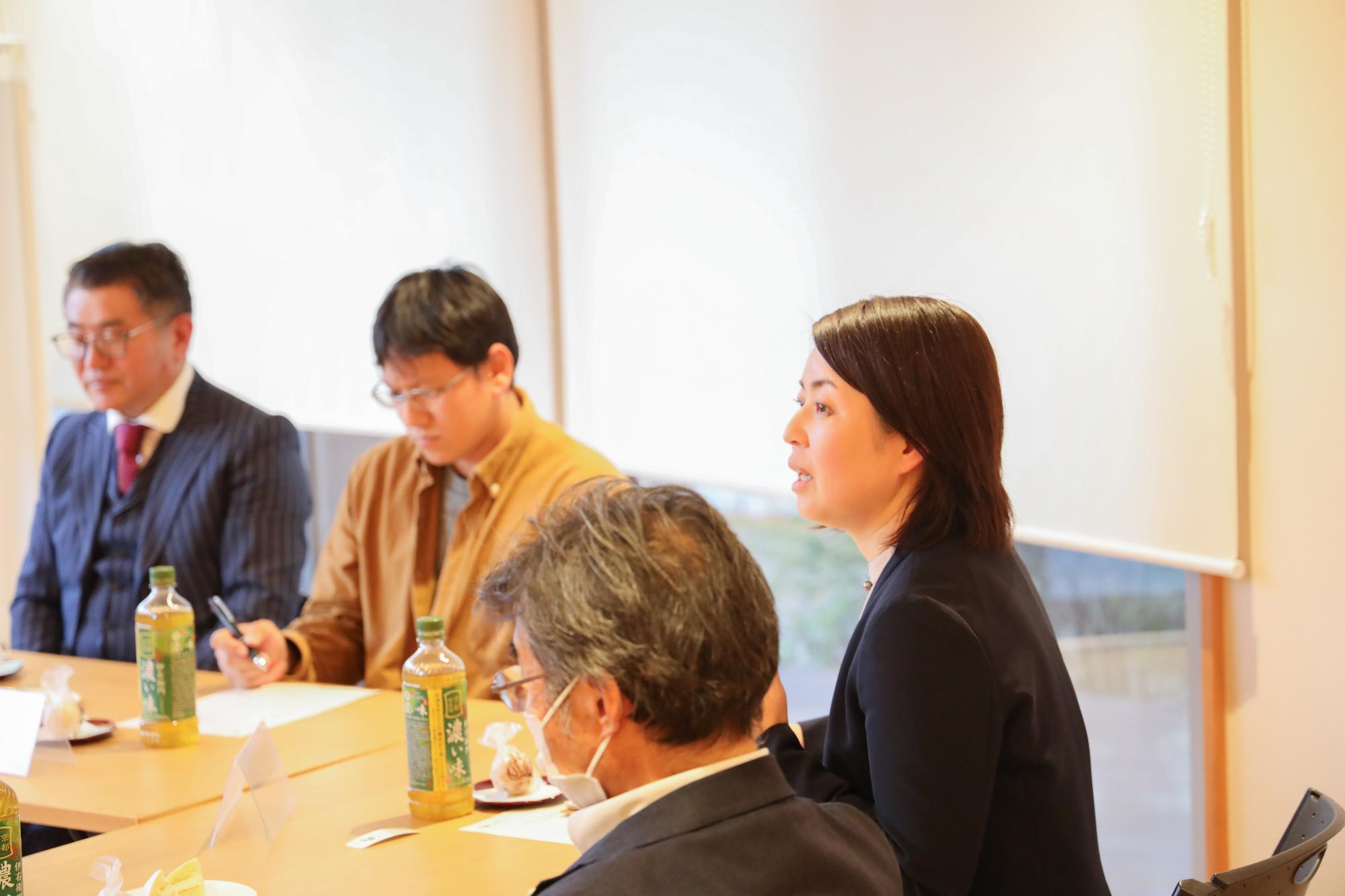 意見を述べる参加者