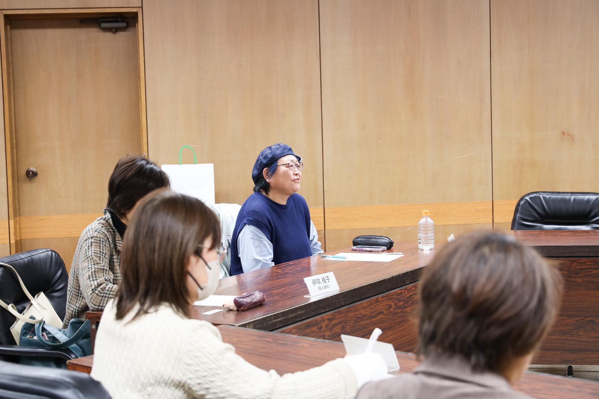 意見を述べる参加者