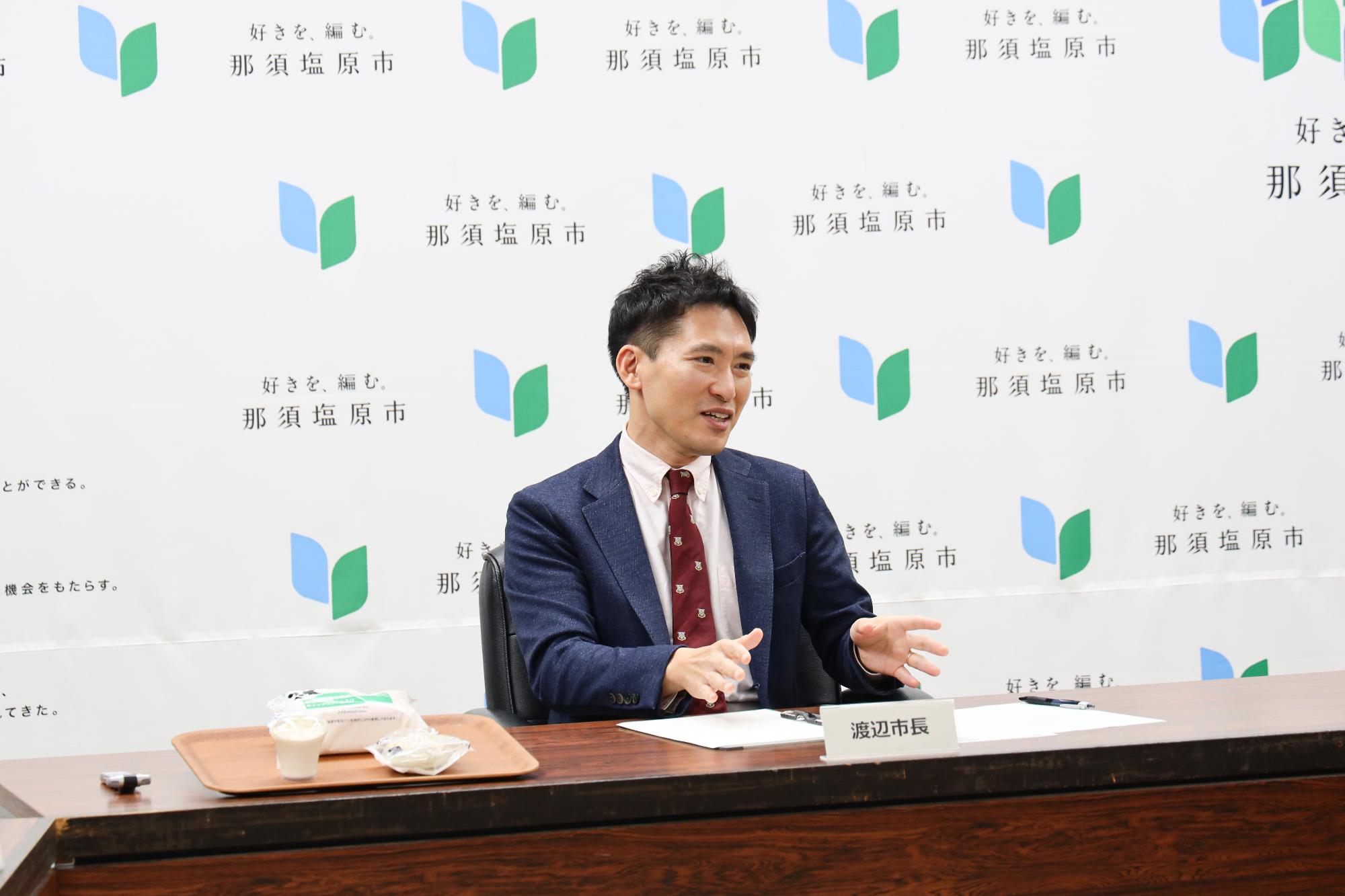 質問に答える市長