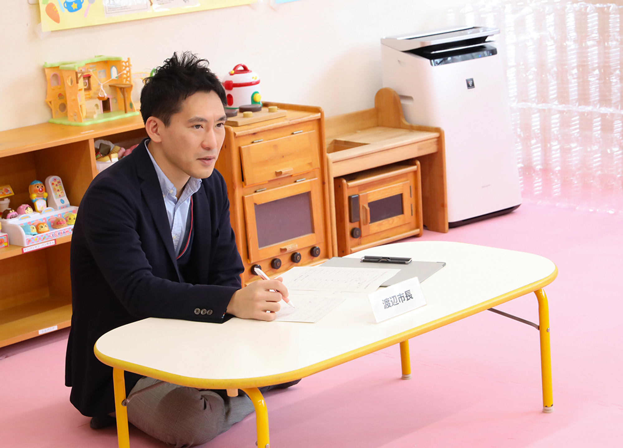 真剣な表情で話を聞く渡辺市長