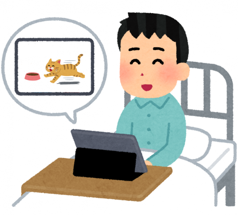 ベッドの上で、元気な猫の様子をタブレット端末の画面で見て微笑んでいる男性のイラスト