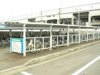 白い屋根が付いている那須塩原駅東口自転車駐車場の写真