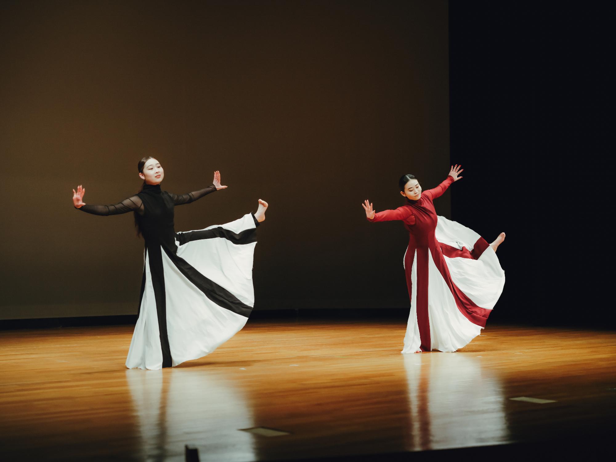 地域おこし協力隊田浦隊員が踊っている様子