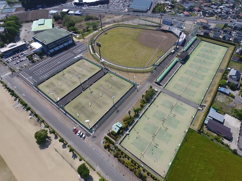 緑色の野球場やテニスコートなどが並んでいる様子を、上の方から撮影した写真