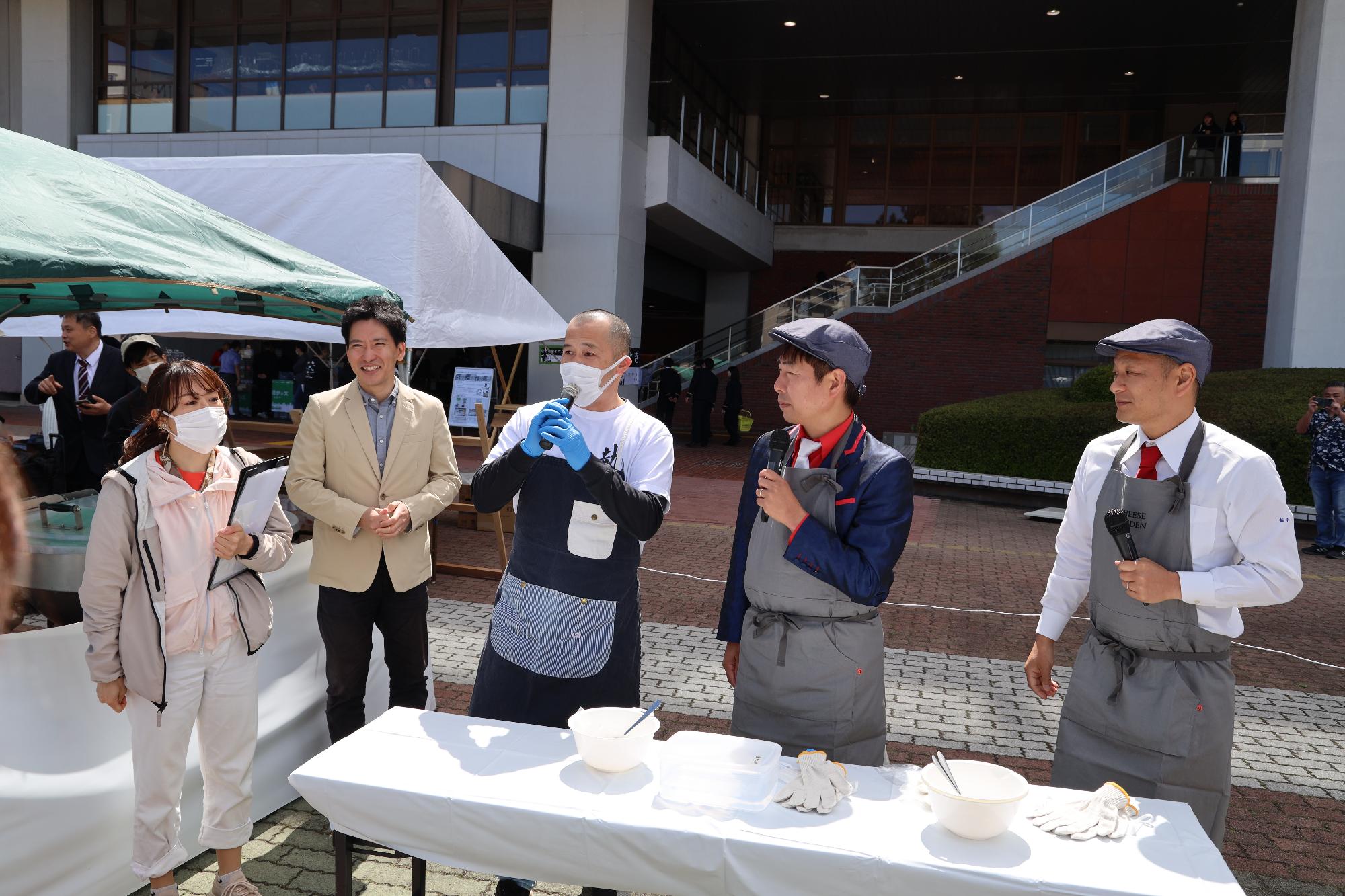 市長、大田原チーズステーションの高橋さん、U字工事さん