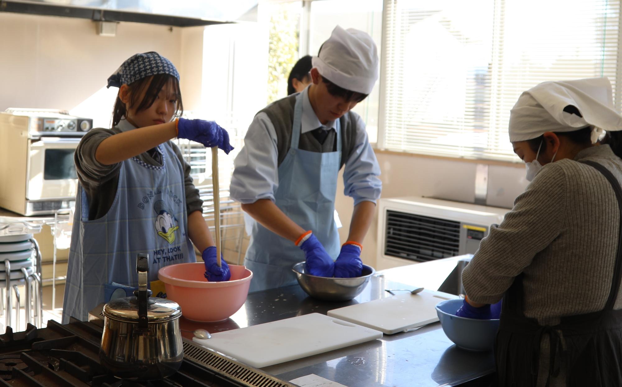 高校生が避けるチーズを作る様子1