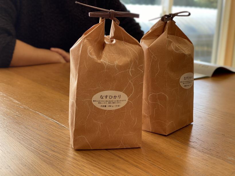 横山さんが収穫したなすひかりの3合の袋が2つある写真