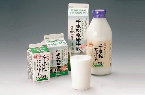 紙パックやボトルで発売されている千本松牛乳の写真