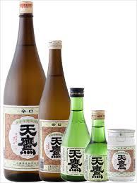 一升瓶からワンカップまで5種類の容器がならんでいる日本酒の写真