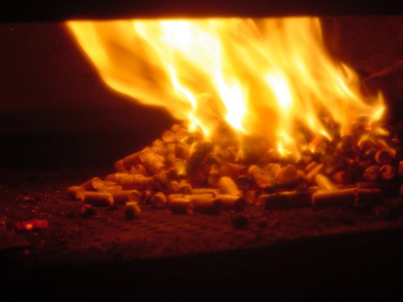 木質ペレットが火をあげて燃えている様子の写真