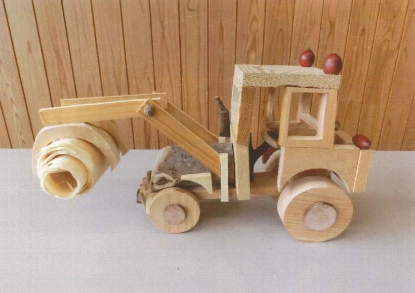 木工工作コンクールの小学校高学年の部で最優秀賞に輝いたどんぐりや割りばしなどでトラクターを表した作品の写真