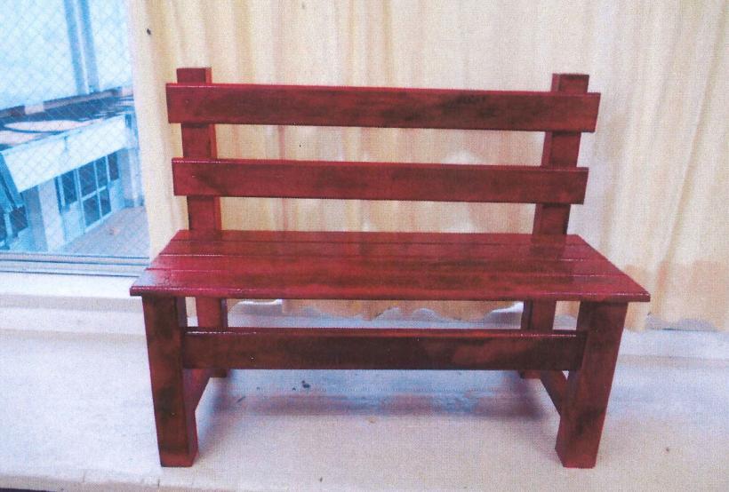 木工工作コンクールの小学校高学年の部で優良賞に輝いたミニチュアサイズの赤色のベンチの写真