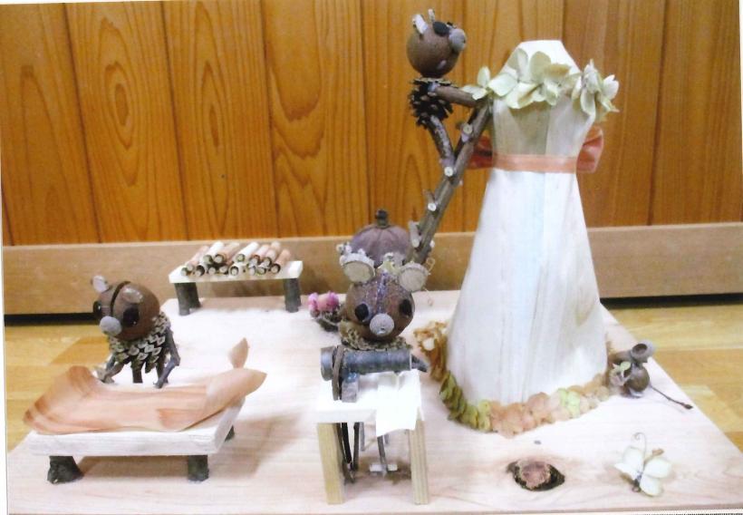木工工作コンクールの小学校低学年の部で優秀賞に輝いた役割分担してドレス作りをする3頭のくまを表した作品の写真