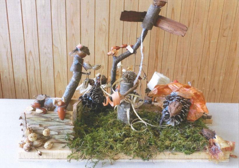 木工工作コンクールの小学校低学年の部で優秀賞に輝いた小鳥の誕生を祝っている様子を表した作品の写真