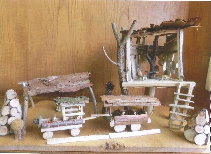 木工工作コンクールの小学校低学年の部で優良賞に輝いた小枝などで汽車とツリーハウスを表した作品の写真