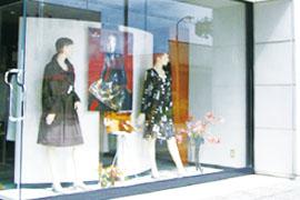 ルビアンの店で飾られている婦人服を着たマネキン三体の写真