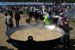 とても大きな巻狩鍋で人々が鍋料理を作っている写真
