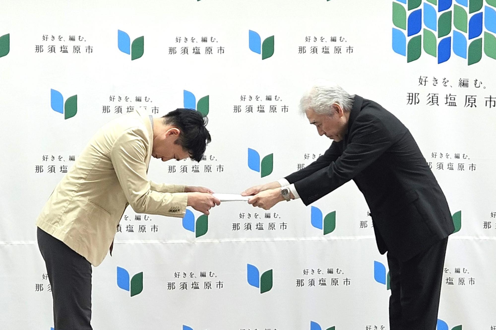 答申書手交式の様子