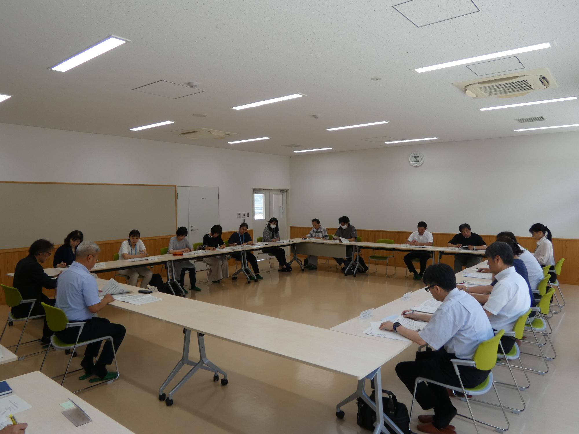 R8審議会の様子