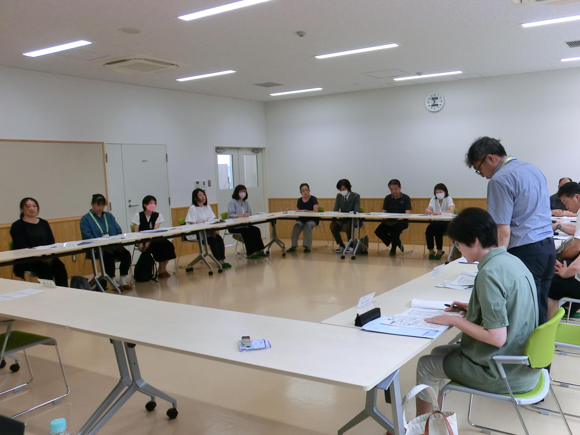 審議会委員自己紹介の様子
