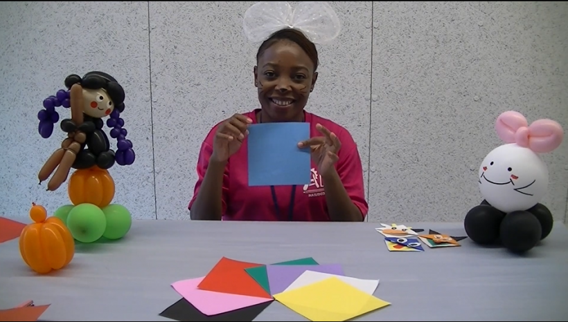 ALTのデイドリィ先生が、机に広げた紙の中から、自分が好きな色の紙を選び出して手にしたシーンのサムネイル画像