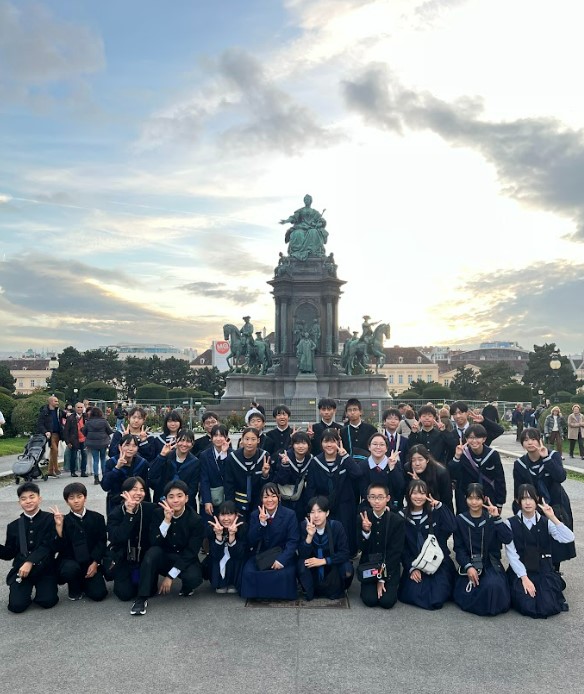 中学生海外派遣の団員が映っている集合写真。ウイーンのマリアテレジアの銅像の前にいる。