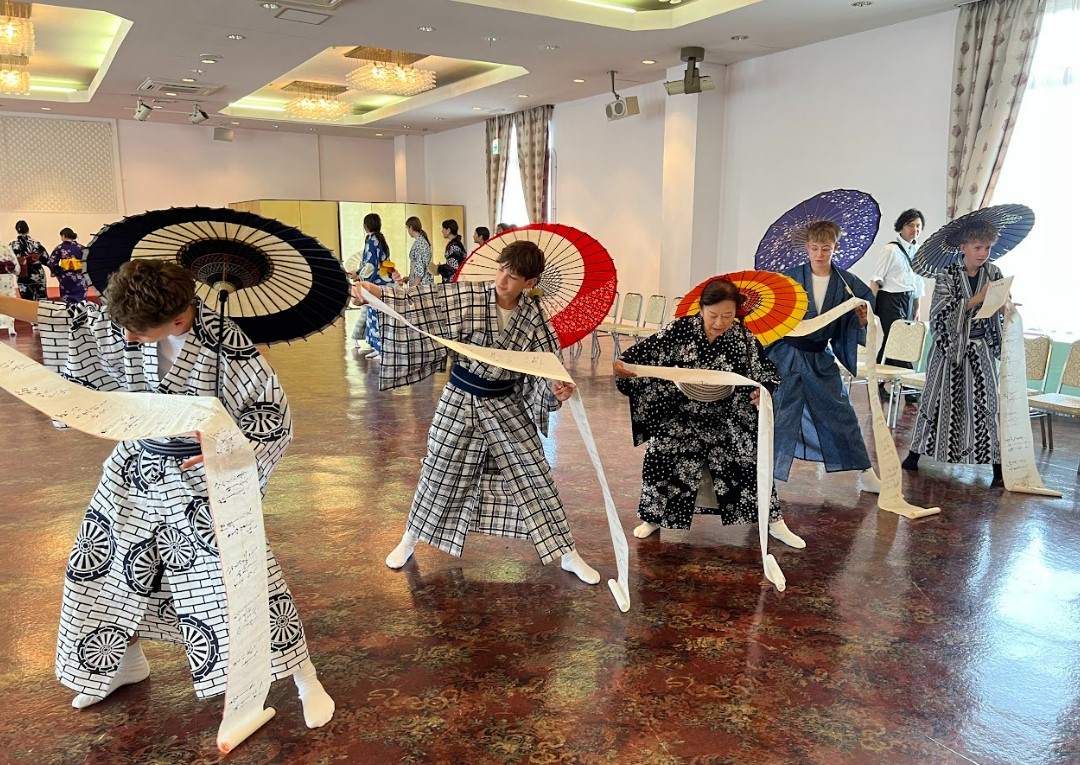 アウホフ校の生徒が日本舞踊を練習している様子。国際交流協会の担当者が踊り方を生徒に教えている。