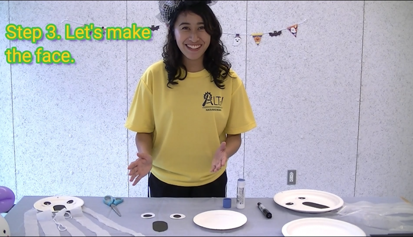 ALTの先生による紙皿を用いた怖いおばけの制作風景のサムネイル画像。画像は丁度、顔を作る工程の場面が表示されている