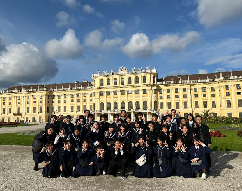 中学生海外派遣の団員が映っている集合写真。ウイーンのシェーンブルン宮殿の前にいる。