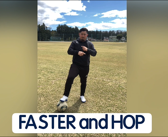 芝生の運動場で、ALTのジャスティン先生がサッカーボールを用いたトレーニング方法をレクチャーするシーンのサムネイル画像。 画像下には「より速く、そして跳ねて」と英語の字幕が表示されているのが確認できる