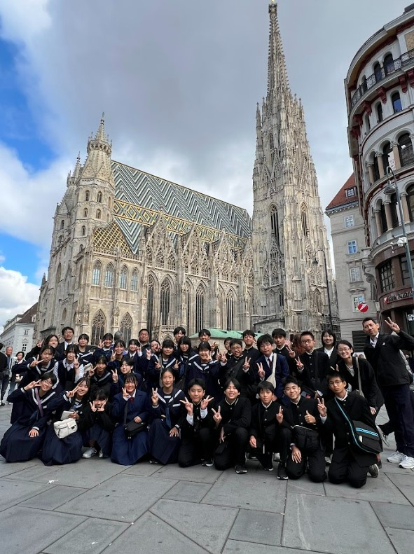 オーストリア研修の生徒及び引率者の集合写真。生徒たちはウィーンの聖シュテファン寺院の前にいる。