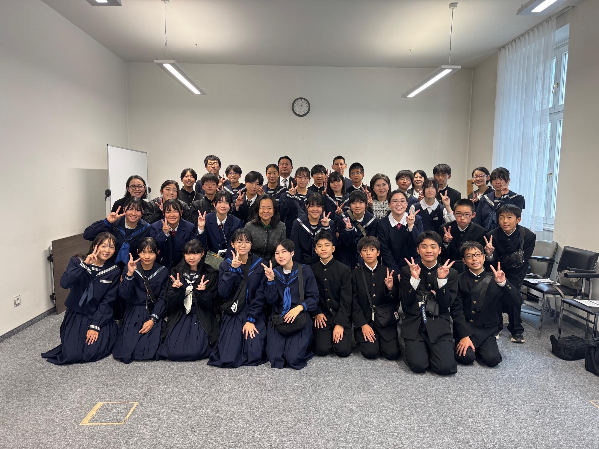 中学生海外派遣の団員と在オーストリア日本大使館職員が映っている集合写真。