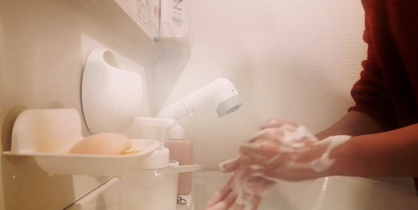動画の中で、リーナさんがハンドソープを使って洗面台で手を洗っているシーンを切り取った写真