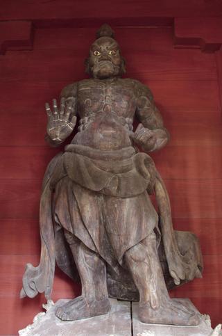 右手を前に押し出しながら右足に体重をかけている木造仁王像の写真